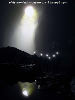 Cuevas de Waitomo - Foto de grupo con la entrada al fondo