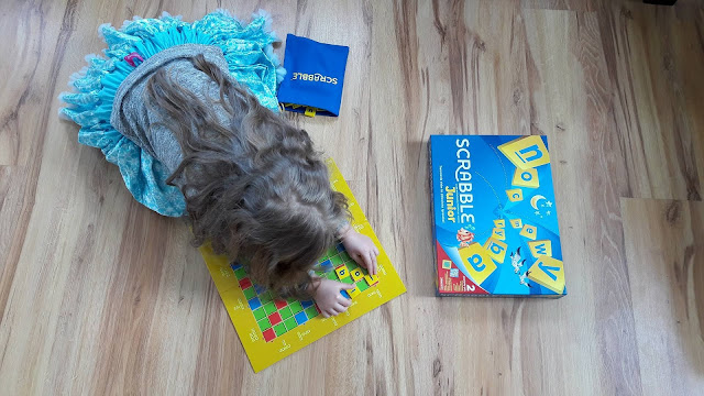 SCRABBLE, GRA KTÓRA UCZY I BAWI - Czytaj dalej »