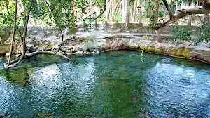 Hot spring Soa Mengeruda terletak di Kecamatan Soa, di kaki  Gunung Inelika. Berjarak sekitar 25 km dari Bajawa, dapat dicapai dengan kendaraan dalam waktu 25-30 menit.