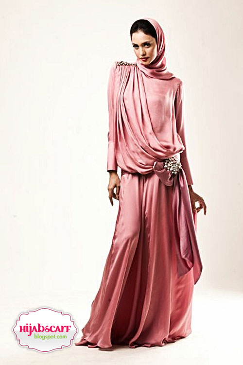 Runway Invasion : Itang Yunasz - Hijab Scarf