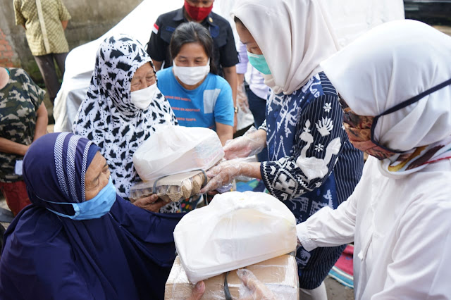 Feby Deru Terus Blusukan Bagikan Sembako