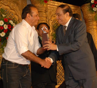 Mohan Mirchandani awarding Adi Irani Mohan Mirchandani awarding Adi Irani