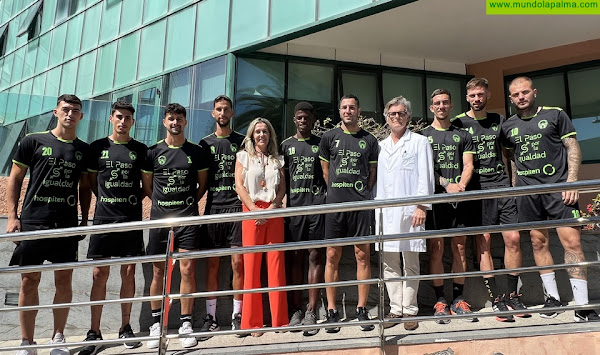 Los jugadores del CD Atlético Paso pasan su reconocimiento médico en el Hospital Universitario Hospiten Bellevue