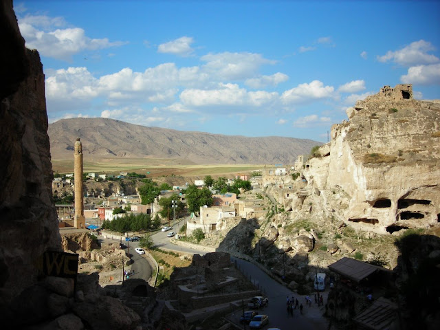 Хасанкейф (тур. Hasankeyf) — город и район в провинции Батман (Турция), на реке Тигр. Населён преимущественно курдами.  Древний город возрастом около 3 тысяч лет, имеет множество культурных слоёв разных эпохи тысячелетий. Самый древний слой, это древние жилища вырезанные в камне. Множество расположены в скалах скалистых утёсов, друг над другом, это первые прототипы многоэтажных домов. На некоторых скалах можно обнаружить десяток этажей каменных комнат и жилищ. Начиная с Римской эпохи горожане стали переходить на более современные наземные сооружения. Но даже сегодня можно найти множество семей в этой местности, которые продолжают жить как и их предки в древних жилищах внутри скал.