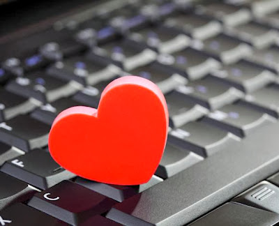 المواعدة الإلكترونية :5 أسئلة لتتعرف إلى الأشخاص بشكل أفضل  - الانترنت حب رومانسية - online dating