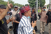 Demo Jurnalis Bersatu Part2,Tutup Pintu Masuk Polda Jatim