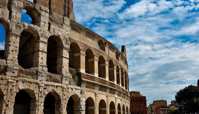 Наружные стены римского Колизея, изрытые вандалами, снявшими железные скобы