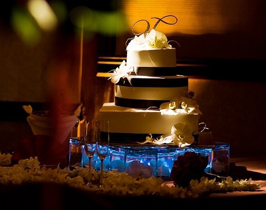  Lighted  Wedding  Cake  Stands  for your Sweet Wedding  Moment 