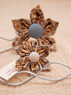 Broche y anillo con estampados primaverales