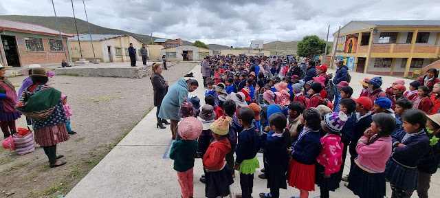 Fahrt zu den Bildungseinheiten von Puyo, Laguna, Choqe Cayara Alta, Choqe Cayara Baja, Caine und Bombori Bolivien. Wir sind am 16. März losgefahren, um die Schulsachen auszuliefern. Teil 03