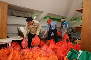 A thousand packages of basic necessities as congratulations for the inauguration were collected at the Banyuwangi Pendopo