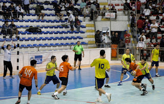  UERJ e UFF fizeram uma grande partida de handebol que levantou quem prestigiou a disputa pelo primeiro lugar na modalidade