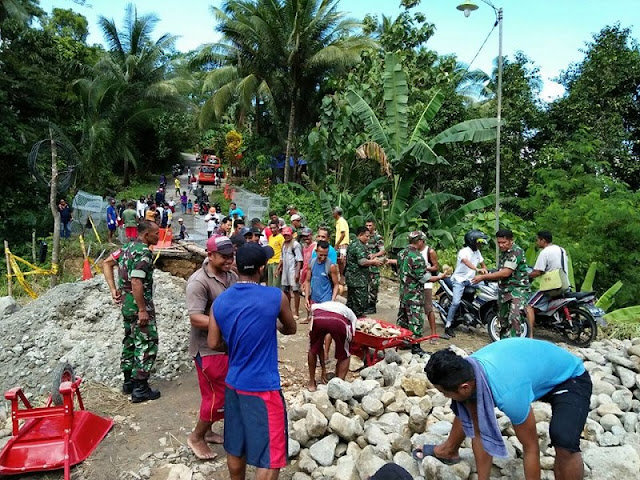 TNI/Polri,Bantu Masyarakat Leitisel-Pulau Ambon Perbaiki Akses Jalan Utama Yang Longsor