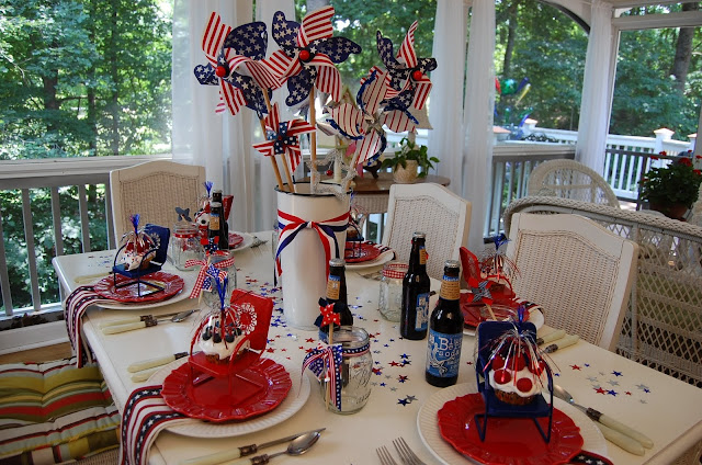 Make your family's meal become more intimate and warm with 4th of July decorations.