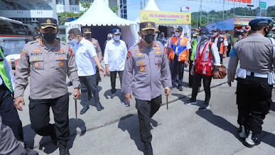  Kapolri : cek sekali lagi aplikasi Peduli Lindungi. Semua sudah terpasang apa belum dan kalau sudah  terpasang pastikan aplikasi tersebut berjalan. Petugasnya paham, bagaimana cara untuk memanfaatkan aplikasi