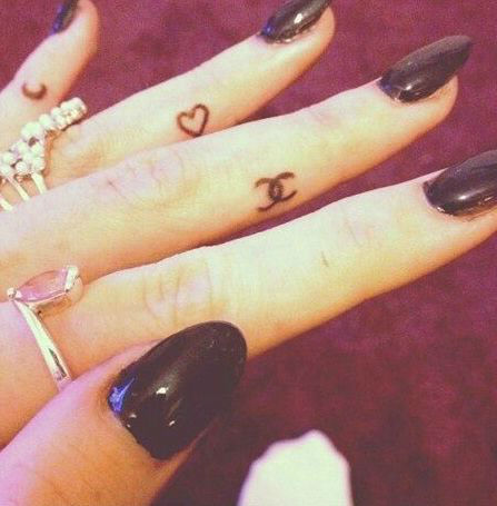 31 ideias de tatuagens criativas e minimalistas para o interior dos dedos