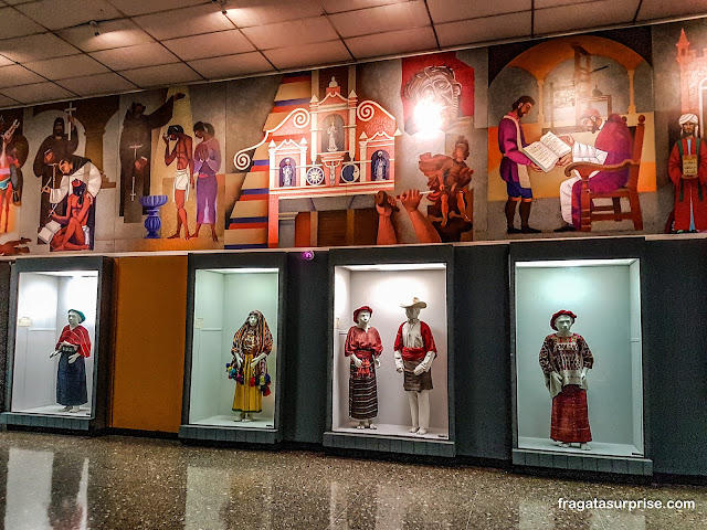 Trajes tradicionais da Guatemala expostos na sessão de Etnologia do Museu Nacional de Arqueologia e Etnologia na Cidade da Guatemala