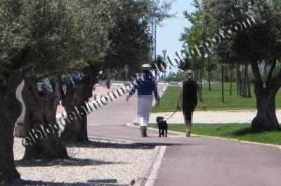 #Parla, la ciudad sin ley - carril bici parla gente con perros