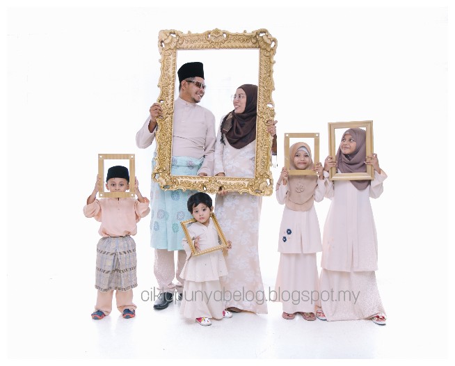 First time photoshot raya, satu family excited bagai nak rak!