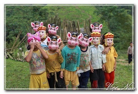 nhung-dua-tre-vung-cao-tay-khong-chan-dat-di-hoc-11