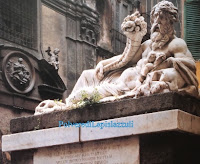 Statua in marmo del dio Nilo in una piazza di Napoli 