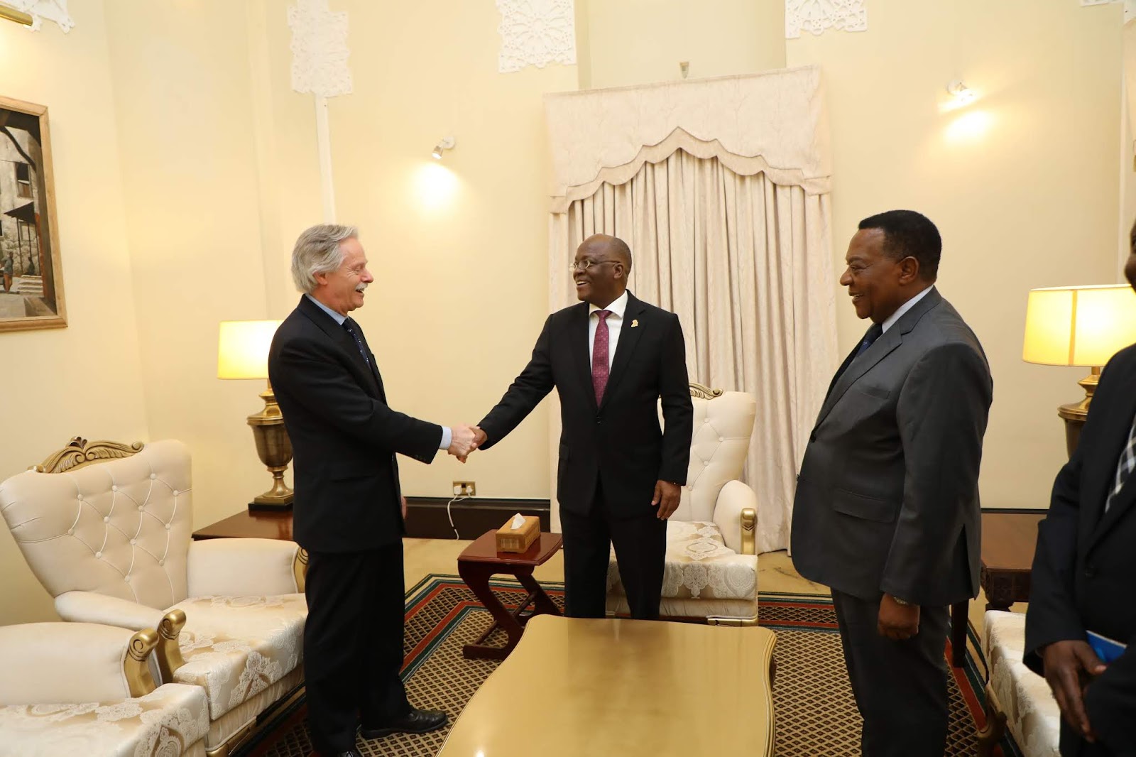 RAIS DKT.JOHN POMBE MAGUFULI AKUTANA NA KUFANYA MAZUNGUMZO ...