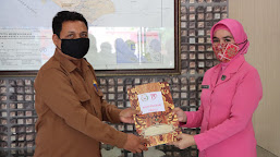 Wujud Kepedulian, Ketua Bhayangkari Cabang Aceh Barat Serahkan Bantuan Dana Pembinaan Atlit Volly Wanita