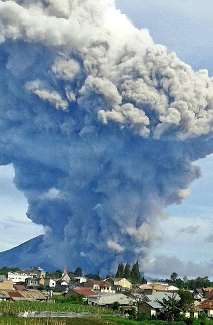 Panache de cendres du volcan Sinabung, 15 septembre 2015