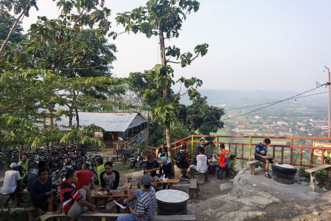 Para pesepeda yang ada di Gunung Wangi kala pagi