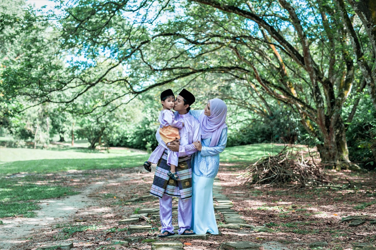 Raya Outdoor Photoshoot At Taiping Lake Garden