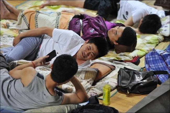 Chinese Students Escape Searing Summer Heat