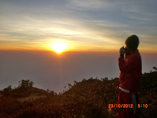 Foto Mentari Pagi Di Puncak Gunung Lawu