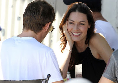 ex novia louise griffiths mira con amor a Jenson Button