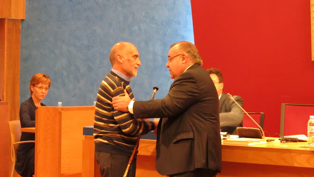 Tontxu Rodríguez recibe el bastón de mando en 2011 en el pleno de constitución del Ayuntamiento