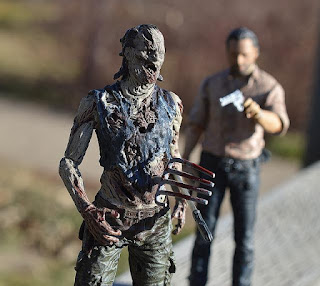 Figurines d’un zombie et Rick Grimes