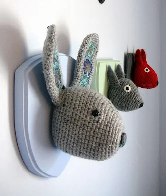 O crochê combina em todos os cômodos da casa, e para o quarto das crianças não seria diferente. As ideias são inúmeras: tapetes, almofadas, protetores de berço, porta fraudas, o belíssimo amigurumi...