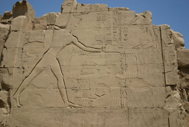 Тутмос III поражает своих врагов