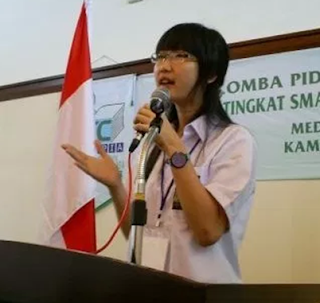 Contoh Teks PIdato Bahasa Inggris Tema Kenakalan Remaja - Teks pidato di bawah ini mengambil topik kenakalan remaja khususnya narkoba. Pidato yang disampaikan oleh seorang siswa ini diawali dengan memberikan penjelasan singkat tentang kenakalan remaja. Siswa tersebut menyampaikan tentang bahaya dari narkoba bagi anak-anak remaja sehingga dia mengajak teman-temannya untuk menghindari narkoba serta tindakan yang merujuk kepada kenakalan remaja lainnya