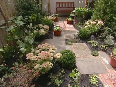 Site Blogspot  Garden Path Designs on These Are A Few Ideas For Small Yard Makeovers  A Stone Path Leads