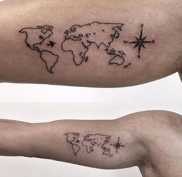 este_blackwork_de_viagem_tatuagem_no_bceps