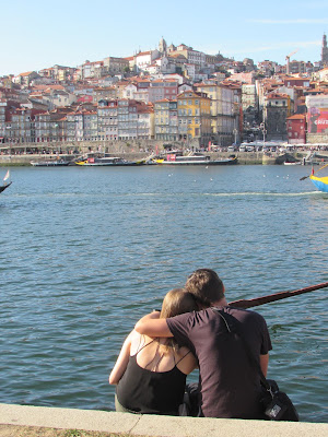 turistas contemplando a cidade do Porto
