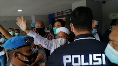 Habib Rizieq Datangi Polda Metro Jaya, Polisi Sebut Takut Ditangkap Lalu Serahkan Diri