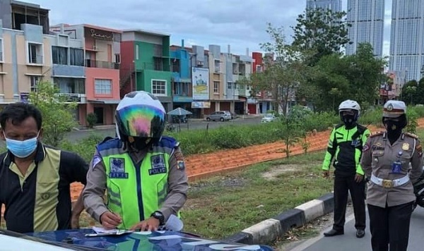 Kasat Lantas Polresta Barelang Tilang Trailer dan Lori Bermuatan Lebih Tanpa Pengawalan