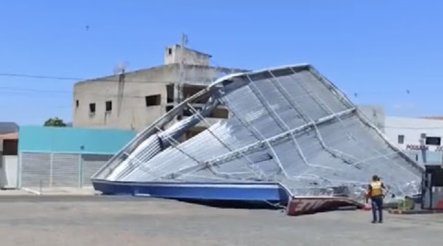 Cobertura de posto de combustíveis cai sobre fiação elétrica após ventania e deixa parte de cidade sem energia no RN; veja vídeo