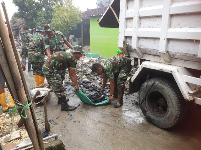 Pasca Banjir, Prajurit Kodim 0716/Demak Terus Lakukan Pembersihan Material Sampah