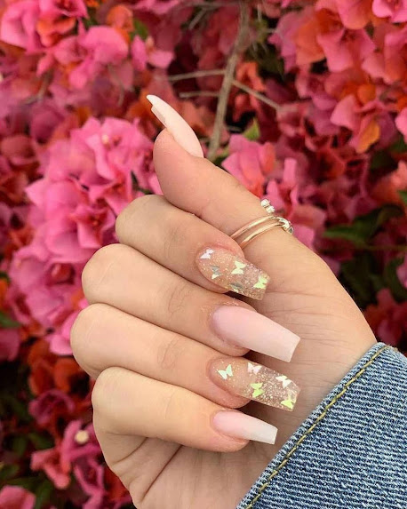 Uñas con mariposas encapsuladas rosa