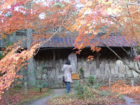 石仏群は大日如来像や地蔵菩薩像が供養している