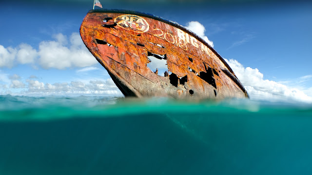 Pangaimotu has a rusty shipwreck