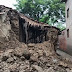 लगातार बरसात होने से खपरैल का आवासीय कच्चा मकान भरभराकर गिरा