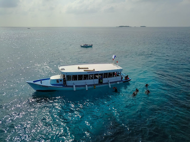 Foto van de duikboot van Rasdhoo Dive Centre op de Maldiven